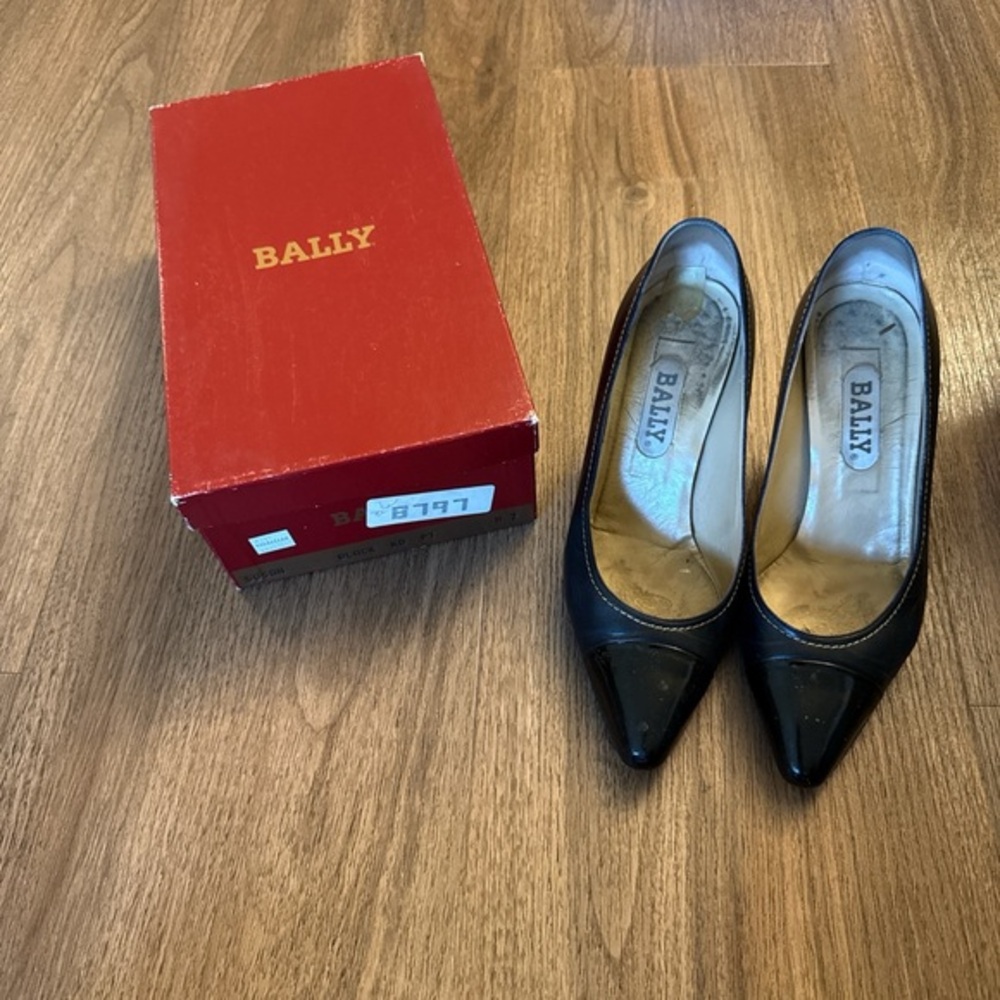 Bally Black Leather Pointed-Toe Pumps with Red Box size 7